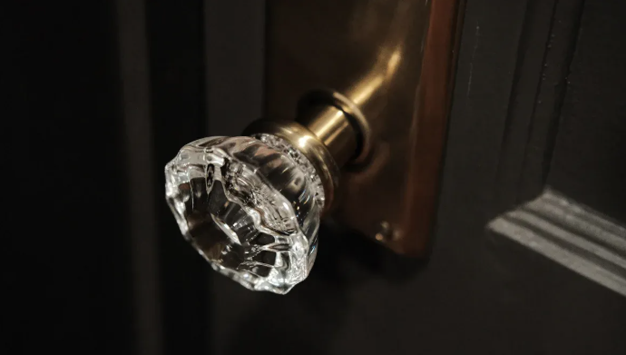 Como limpar os botões de porta de latão?